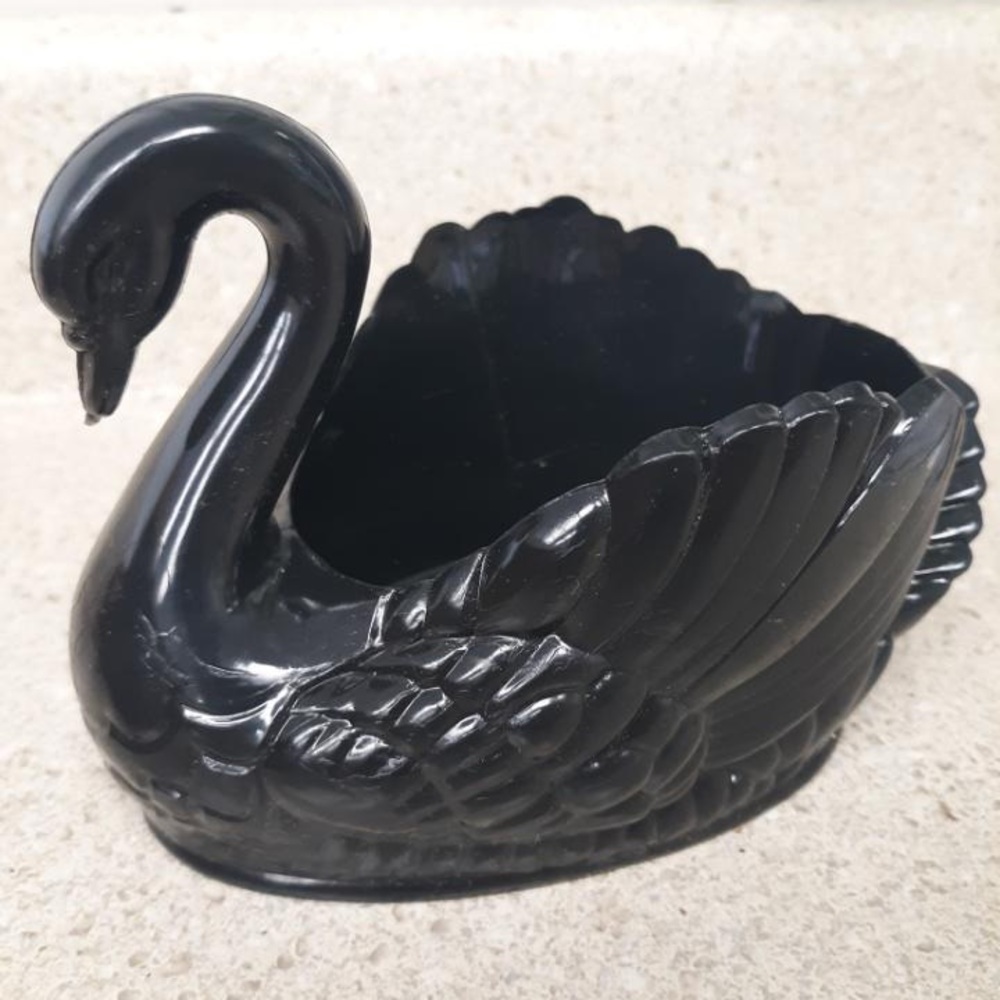 COQUETTE Swan dishes•BLACK&WHITE